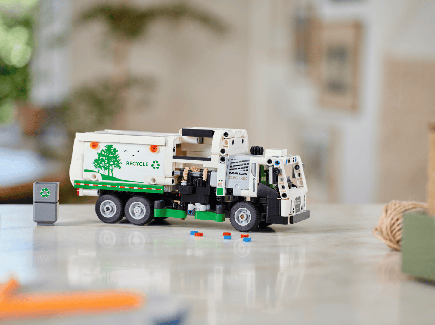 LEGO Technic Mack® LR Electric Müllwagen (42167)