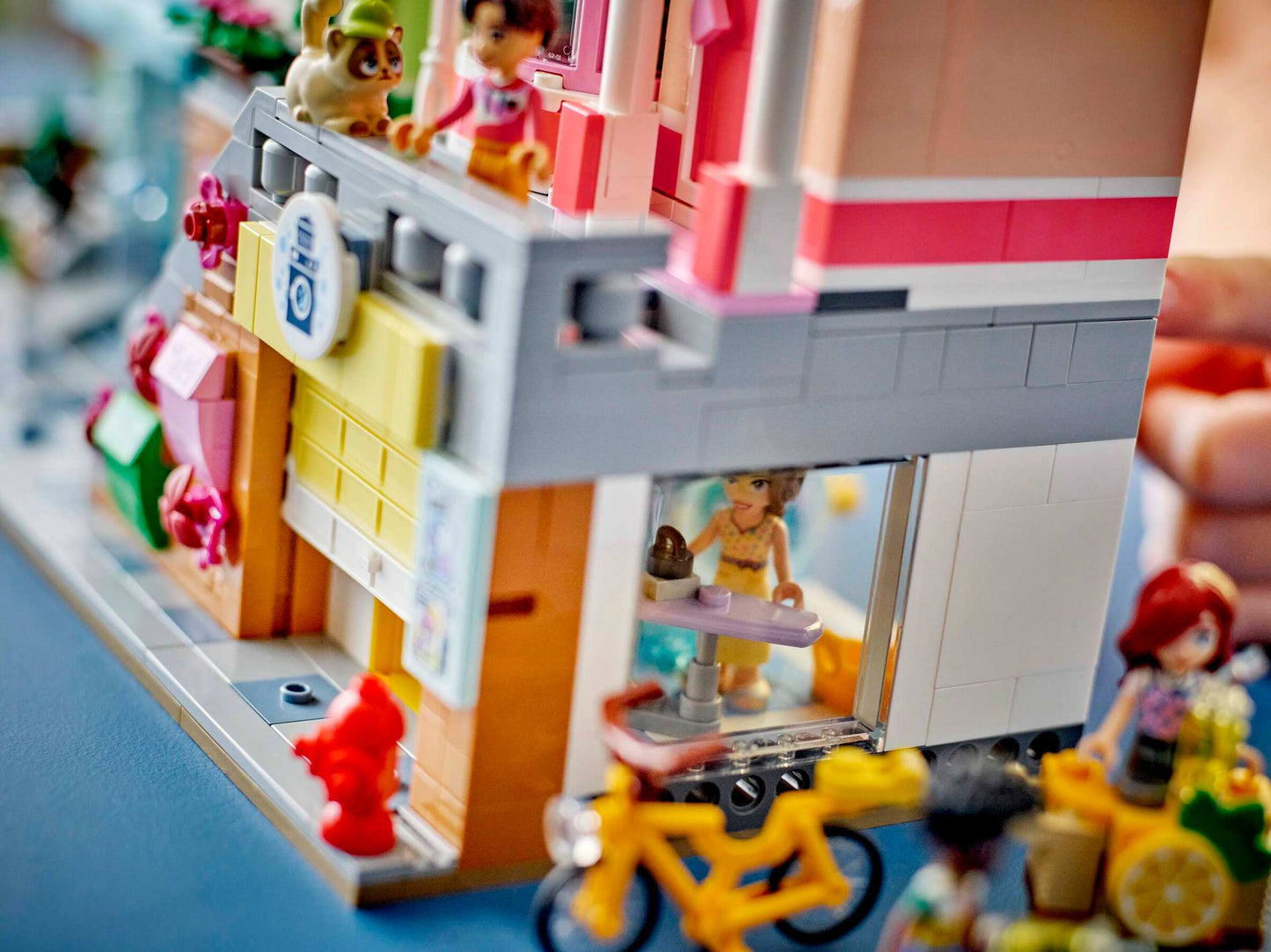 LEGO Friends Heartlake City Wohn- und Einkaufsstraße (42670)