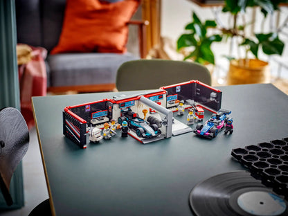 LEGO City F1® Garage mit Mercedes-AMG & Alpine Rennautos (60444)