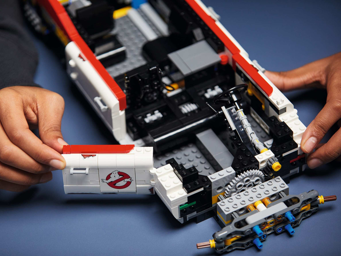 LEGO Icons Ghostbusters™ ECTO-1 (10274)
