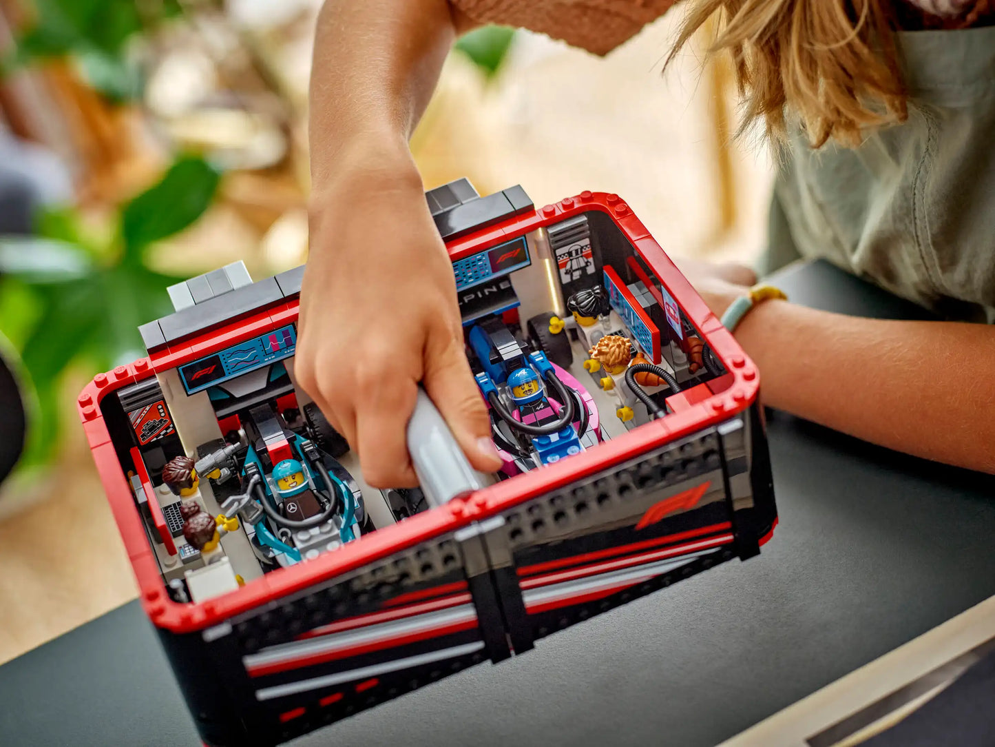 LEGO City F1® Garage mit Mercedes-AMG & Alpine Rennautos (60444)