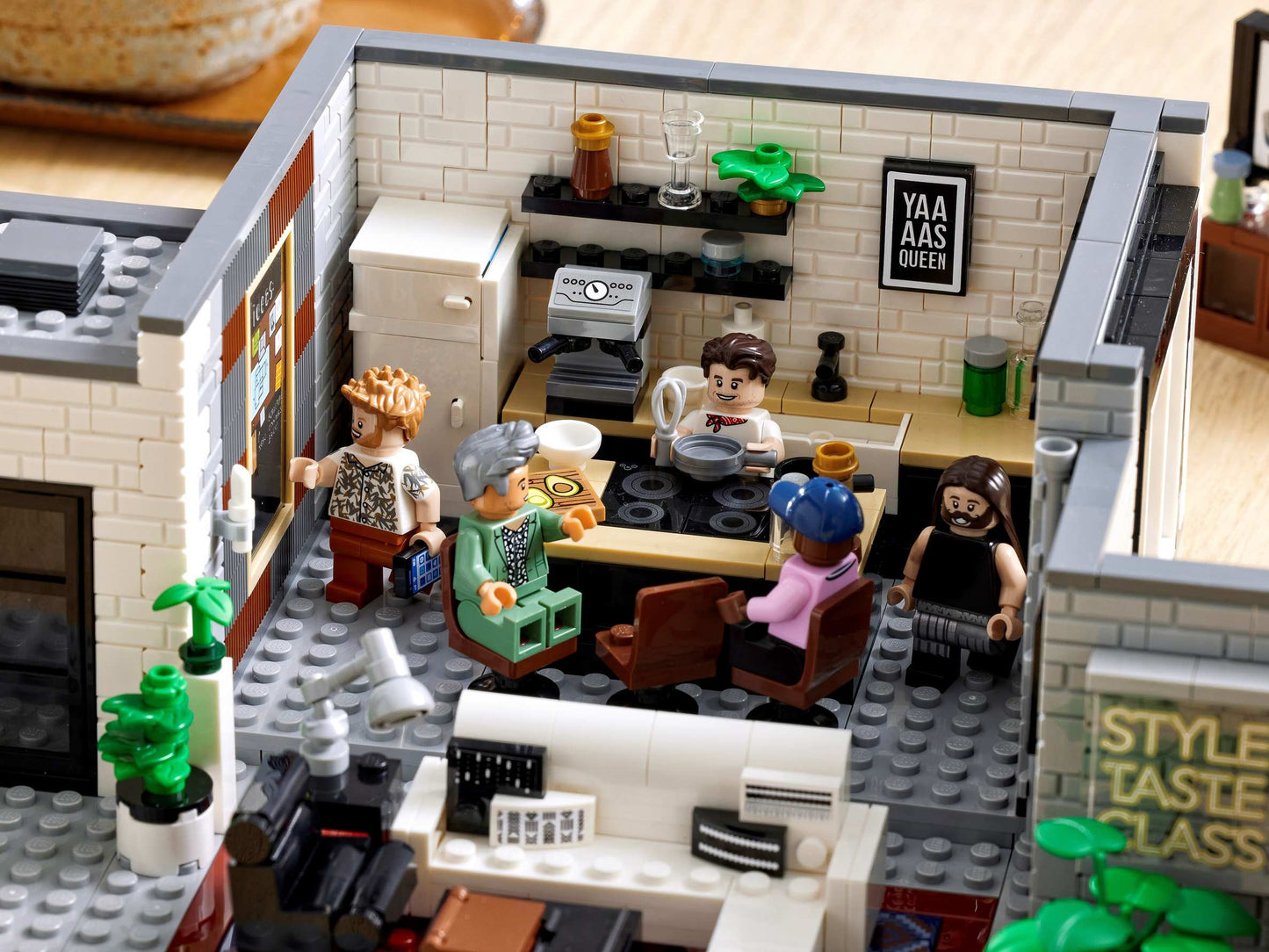 LEGO Icons Queer Eye – Das Loft der Fab 5 (10291)