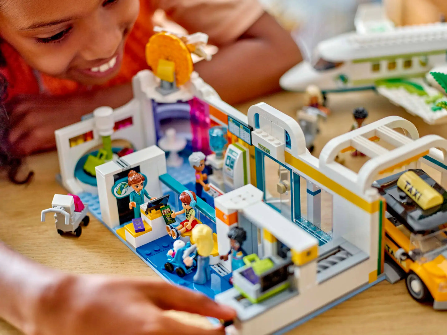 LEGO Friends Heartlake City Flughafen mit Flugzeug (42656)