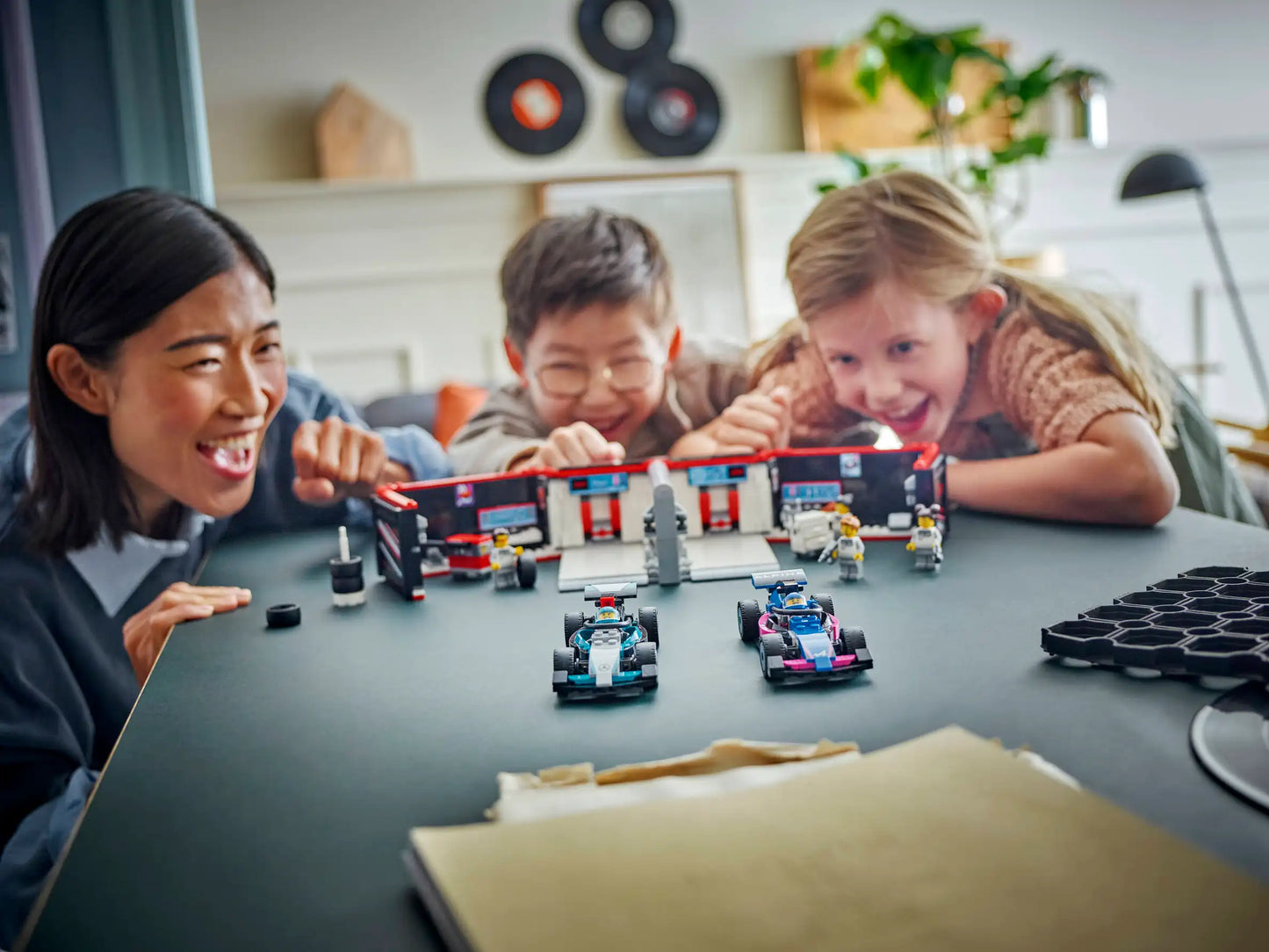 LEGO City F1® Garage mit Mercedes-AMG & Alpine Rennautos (60444)